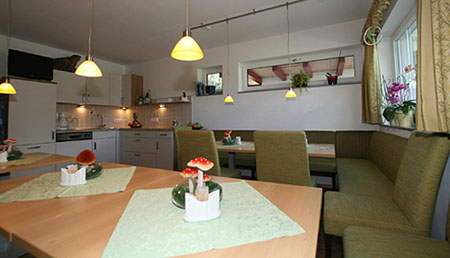 Frühstücksraum - Gästehaus Zangerl mit Komfortzimmer in Steeg im Naturpark Lechtal