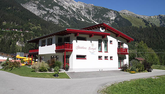 Das kinderfreundliche Gästehaus Privatpension Zangerl liegt am Ortsrand von Steeg im Herzen des Tiroler Lechtals in ruhiger Lage und bietet gemütlich eingerichtete Komfortzimmer.